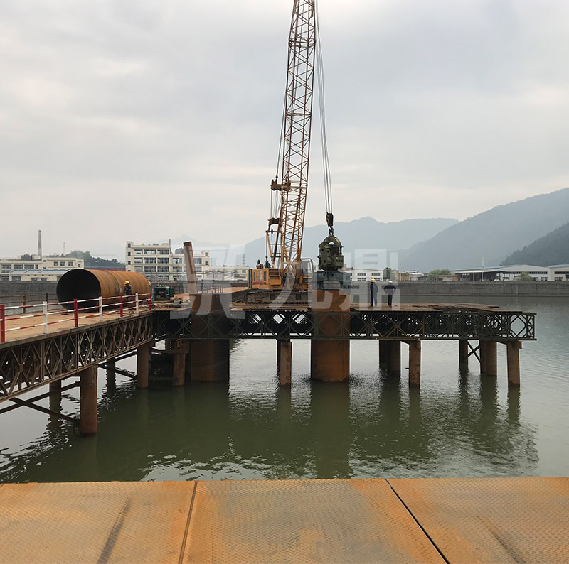   應急貝雷鋼便橋和固定貝雷鋼便橋具有構件少，重量輕，成本低的特點